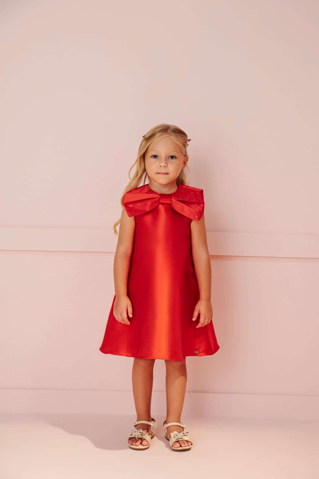 Vestido vermelho com laço visto em detalhe