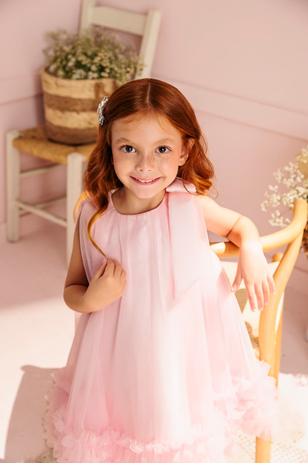 Detalhe do vestido de tule rosa em movimento